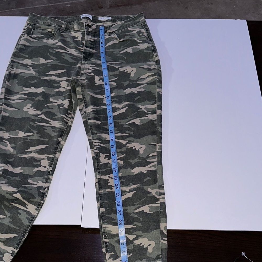 Kensie Jeans Women’s 12/31 Green Camo Skinny Ankle Pants Stretch Mid Rise - Picture 6 of 7